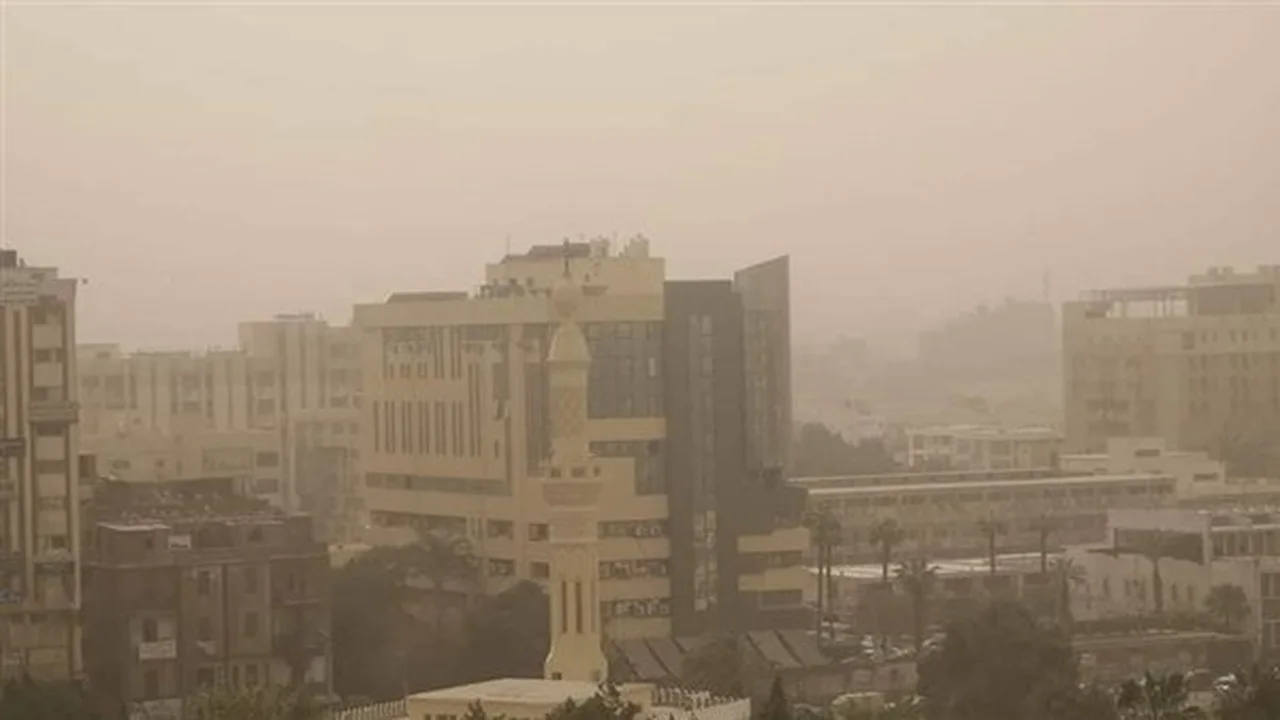 أمطار عشوائية وأتربة.. حالة الطقس المتوقعة تثير القلق في عدة محافظات